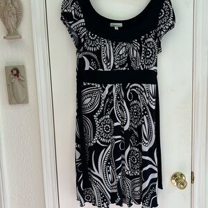 Black-and-white puff sleeves dress